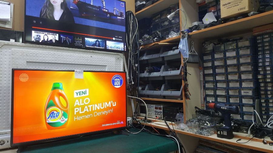 Onarımı tamamlanan televizyon atölyede test edilirken