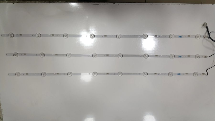 Televizyon panelinin arkasındaki LED bar dizilimi ve arka aydınlatma çubukları Televizyon panelinin arkasındaki LED bar dizilimi ve arka aydınlatma çubukları